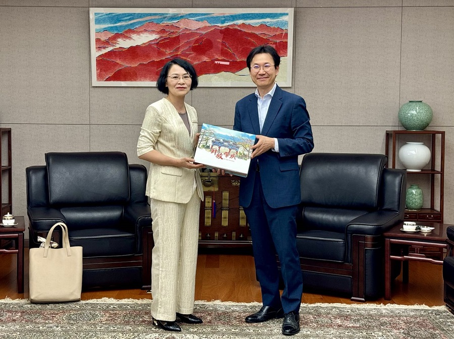 总领事，会见广东省肇庆市外事局局长